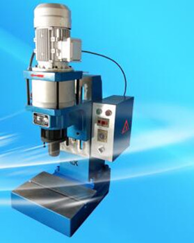 液壓鉚接機(jī)的模具有多少個(gè)？ 