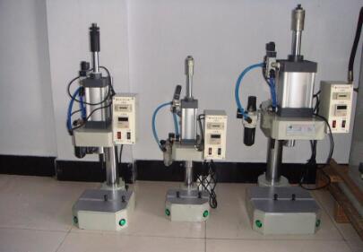 如何找到專業(yè)生產液壓鉚接機的廠家