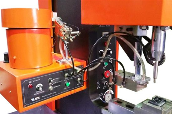 自動(dòng)送料鉚接機(jī)不僅安裝方便且提高生產(chǎn)效率！